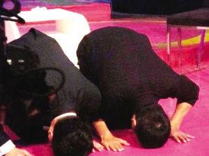 周润发拉着朱军一起磕头