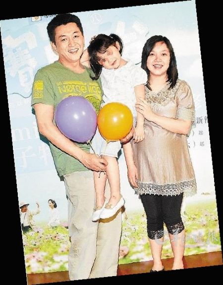 庹宗华和妻子表面上一直很恩爱