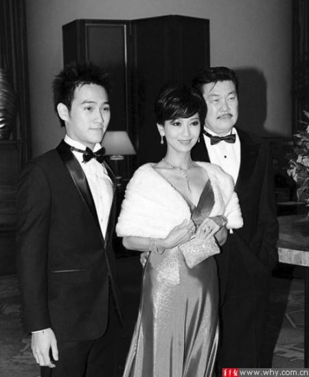 黄恺杰（左）遗传了父母的优良基因