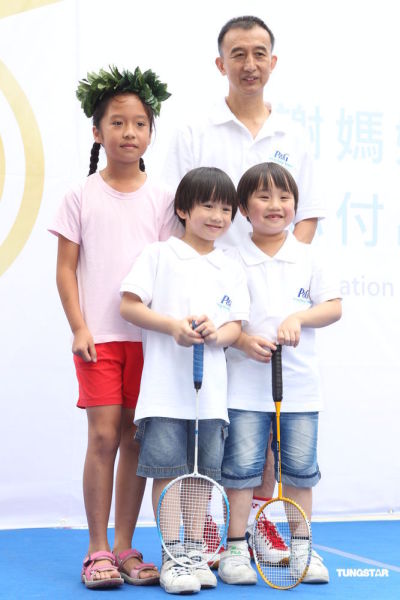 小小彬肚子抢镜 迷你彬约哥哥多运动