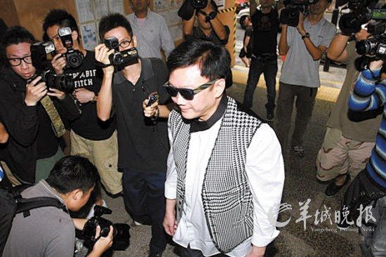 人称“刘公子”的刘定成昨日早上抵达法院，被媒体重重包围