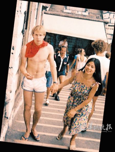 当年23岁的翁美玲在男友身旁巧笑倩兮