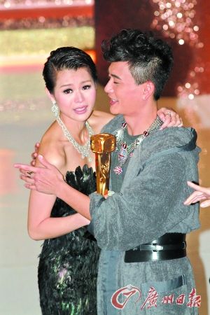 去年胡杏儿赢得TVB视后，与最亲密的人分享荣誉，激动得在黄宗泽怀里哭得梨花带雨。