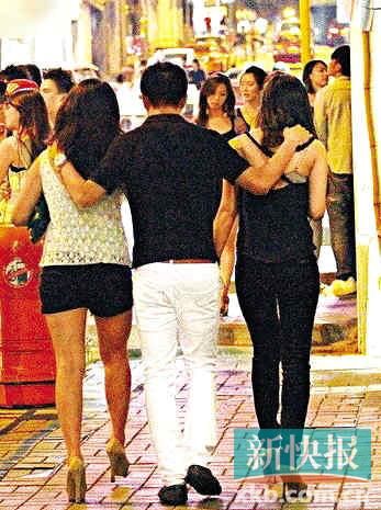 何猷君与女伴搭肩