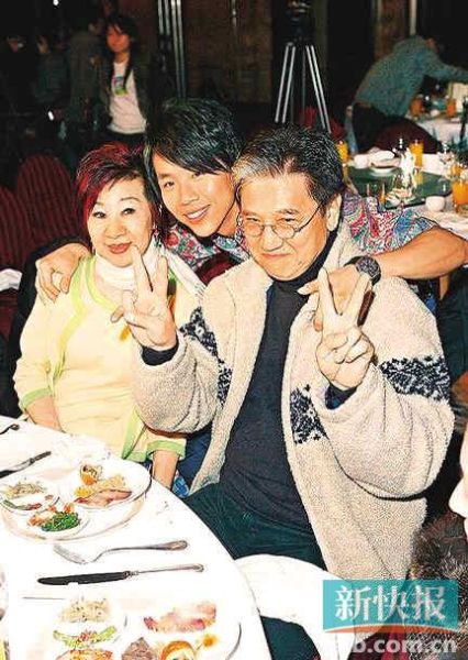 陶喆一家可谓"艺术人生"，陶大伟影视歌三栖明星，母亲王庆蓉早年是京剧名伶，而陶喆则被称为台湾R&B音乐教主。