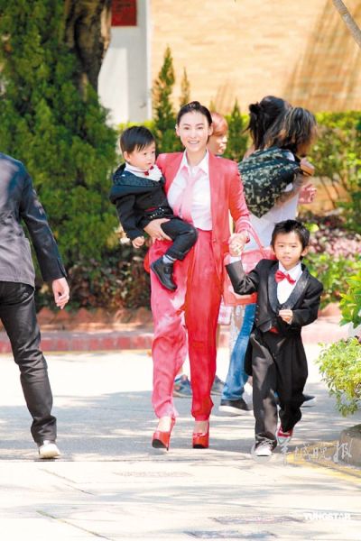 张柏芝带两个儿子出席婚礼