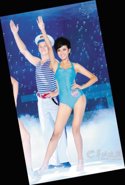 参赛选手配合不同主题进行泳装展示