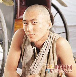 3年前的《十月围城》中，谢霆锋头上明显有个黑点