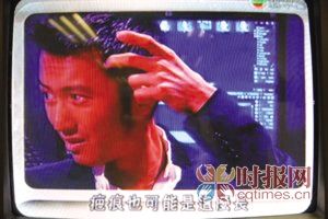 谢霆锋在节目中展示患病部位