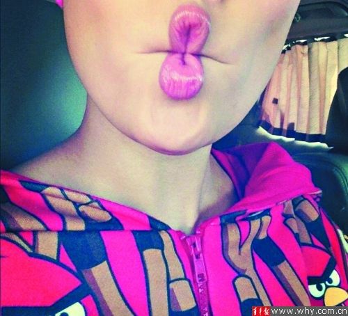 容祖儿摆“8字嘴”