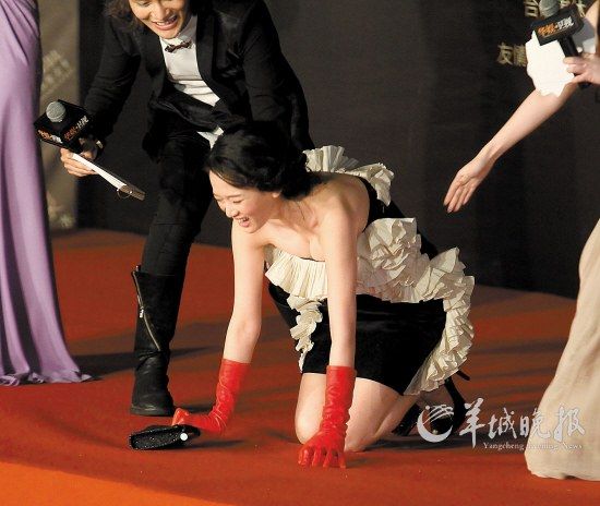 身盛装的陈乔恩摔得“很丢脸”