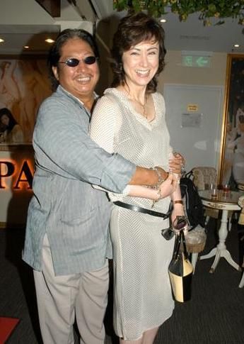 洪金宝早上11时已经去沙田马场,他说儿子洪天明不在香港,而儿媳妇