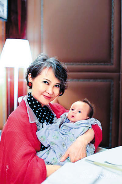 萧芳芳与外孙合照