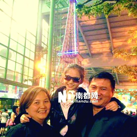 妈妈陪女儿四处工作，爸爸留守家中。