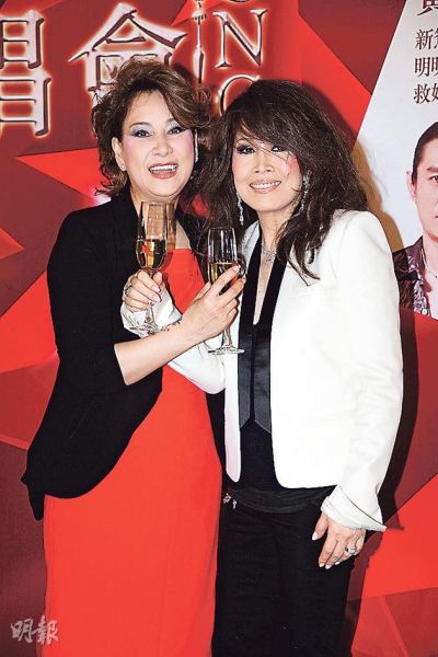 3-01-欧阳菲菲很开心与甄妮合作。