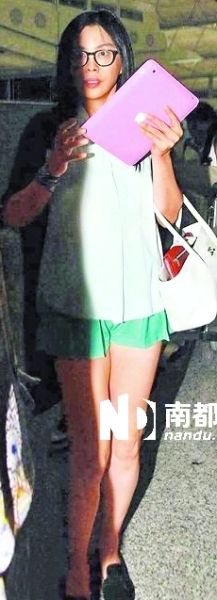 第三天，王祖贤离港时全程以iPad遮面，只在入闸时露出样貌。