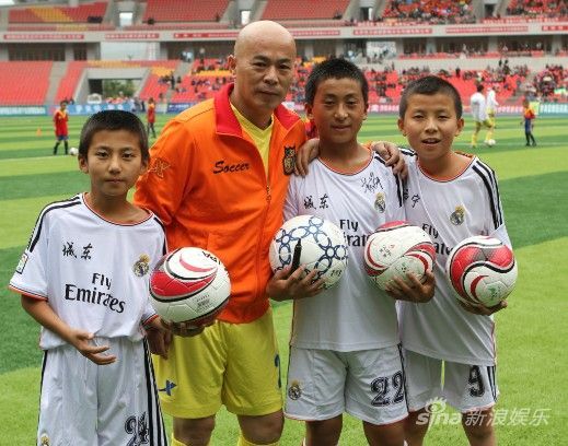 香港明星足球赛，熊欣欣与小球友在一起