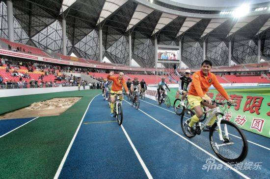 爱心骑行活动授旗仪式 队员环场一周