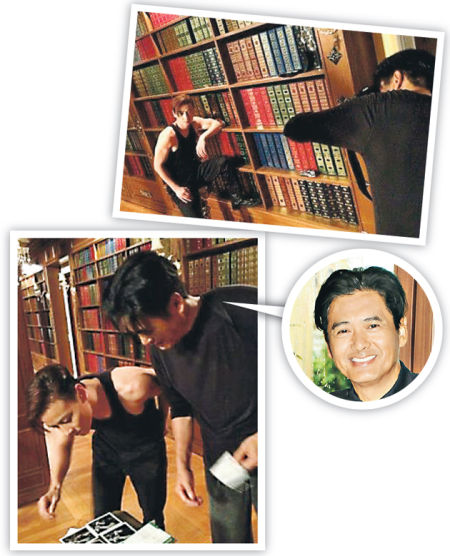 周润发用心帮张晋拍照，两人还细心研究照片。