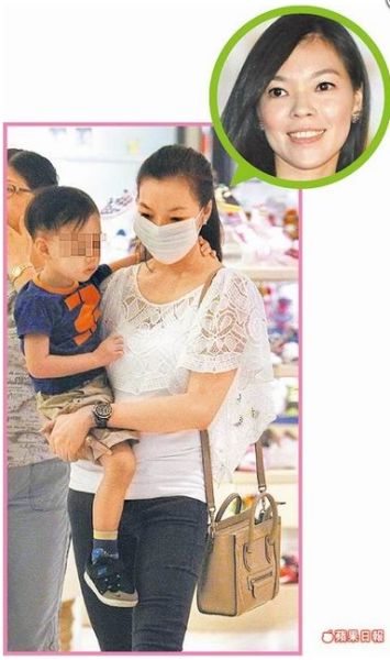 曾馨莹戴口罩抱儿子