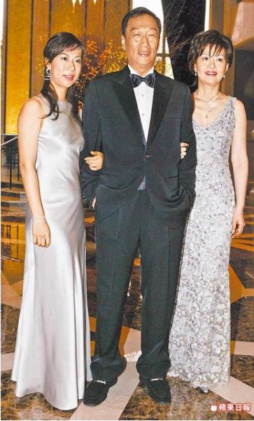 郭台铭和已故妻子林淑如(右)二人女儿郭晓玲