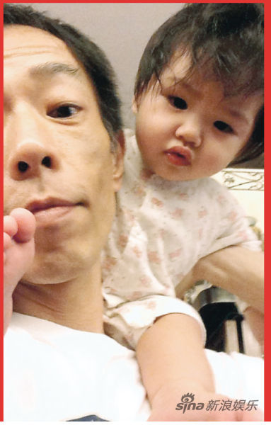 黄贯中与女儿首次过中秋。