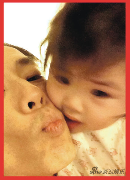 黄贯中与女儿亲亲。