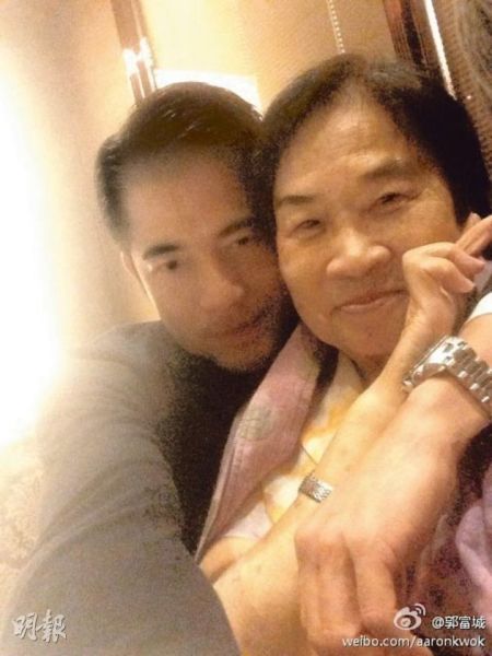 唯一令郭富城公抱着的女人，当然是他的母亲了。