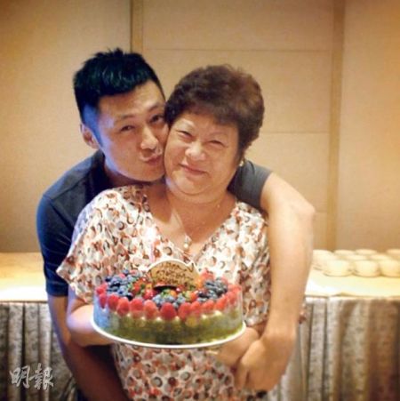 余文乐开心地为母亲贺寿。