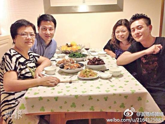 黄宗泽（右一）陪母亲（左一）及家人一起过节。