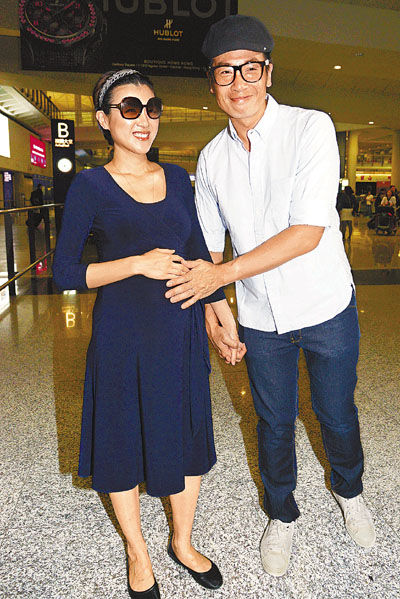 陈豪轻抚陈茵媺的大肚，二人的幸福不言而喻。