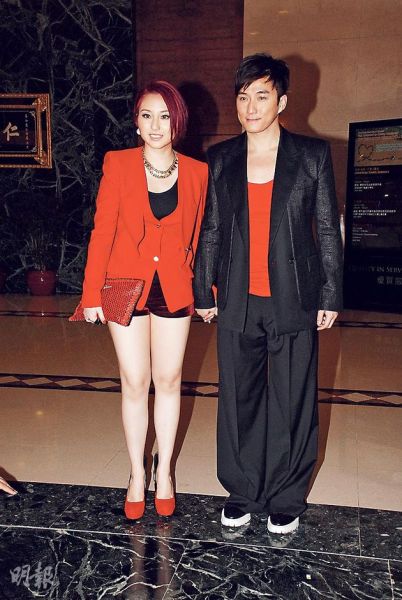 相信何超云为了避谈旧爱陈山聪才走秘密通道入场。