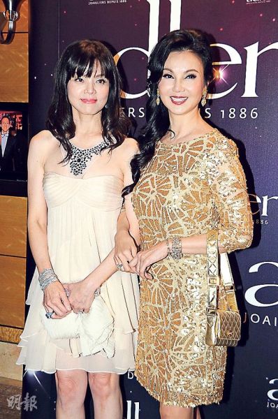 谢玲玲（右）与妹妹谢青青盛装出席晚宴。