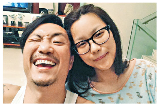 郑中基的胡须形象与余思敏的素颜形象，两夫妻十分相衬。