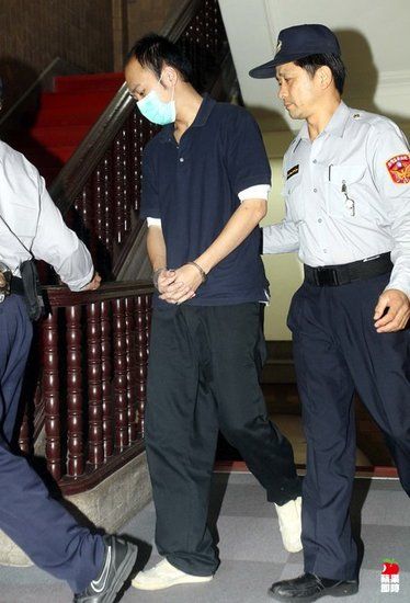 李宗瑞在法警的带领下，现身二审