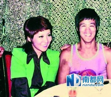 从当时拍到的很多李小龙和丁佩一起的照片中可以看到，她和李小龙的发型是一样的