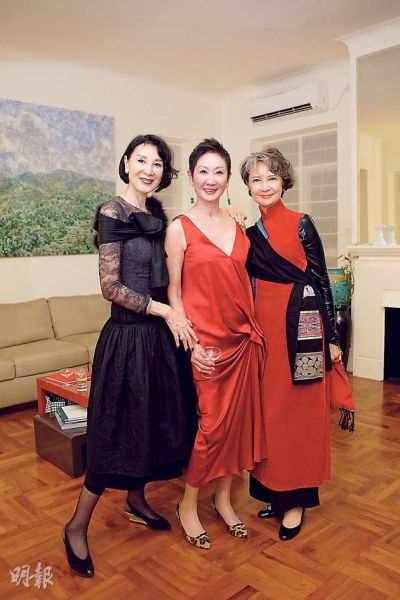 萧芳芳（右）与刘娟娟（左）欣赏施南生对电影工作的热诚。