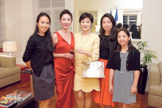 林青霞与施南生昔日合作无间，因此带着三个女儿邢嘉倩、邢爱林及邢言爱出席祝贺。