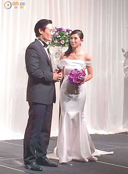 邱韶智在台上大唱情歌，令杨采妮感动落泪。