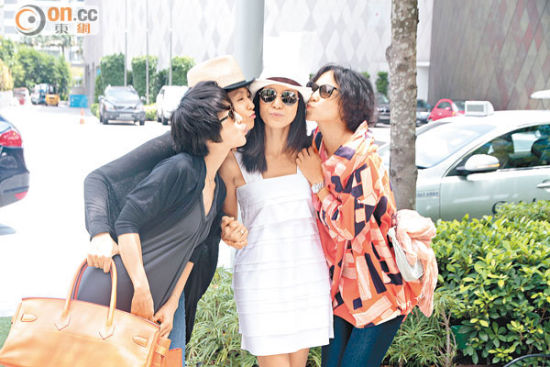 几位好姊妹向杨采妮大送香吻。