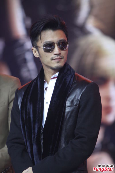 谢霆锋黑超遮面