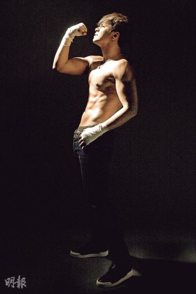 小猪露胸肌、腹肌及人鱼线，但坚决不拍正面半裸照。