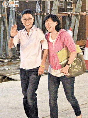 赵式芝“两公婆”虽发现有记者，但二人齐齐露出友善笑容挥手打招呼。