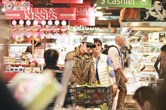 自入厨后，谢霆锋与母亲拉姑距离拉近。