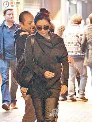 邱淑贞先去取车，老公抱着女儿随后。