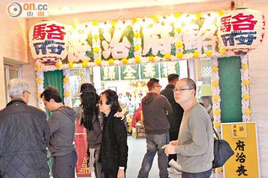 莫文蔚与亲友到殡仪馆为父亲办理后事，见她搭着母亲肩膀予以安慰。