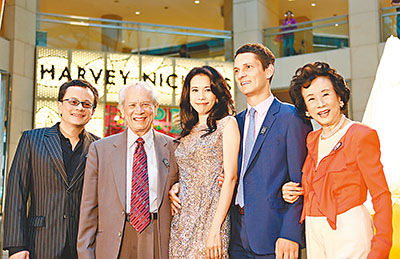 去年9月莫文蔚出道20周年展览开幕礼，父亲莫天赐(左二)到场支持。