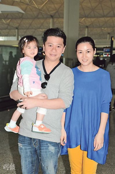 萧定一一家三口跟张智霖一家去度假。