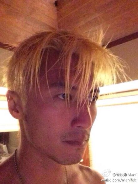 霍汶希晒出霆锋金发造型