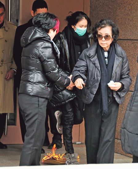 火化仪式仪式完结后，众人逐一跨过火盆